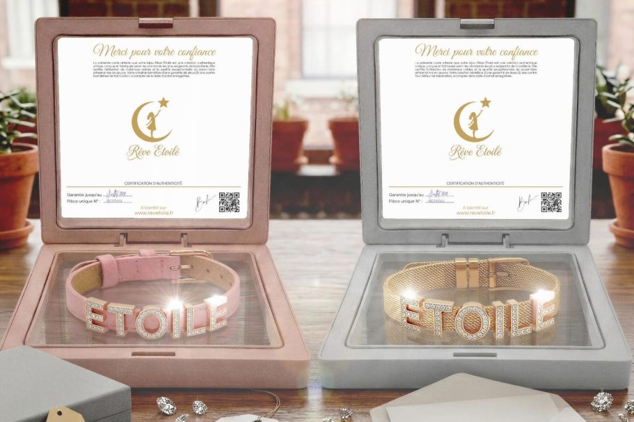 Deux coffrets cadeaux Rêve Étoilé ouverts côte à côte, présentant un bracelet personnalisé en cuir rose et un bracelet en maille milanaise d