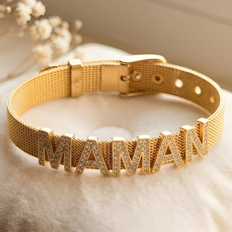 Bracelet personnalisé Maman en maille milanaise dorée avec strass, création Rêve Étoilé.